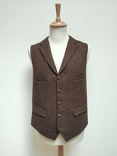 Afbeelding in Gallery-weergave laden, Harris Tweed X Carl Gross gilet marron chiné en pure laine vierge 54
