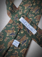 Afbeelding in Gallery-weergave laden, Hill &amp; Drake cravate en soie à motif paisley Made in England
