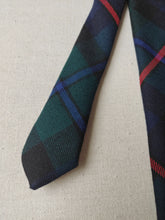 Carica l&#39;immagine nel visualizzatore di Gallery, Johnstons of Elgin cravate tartan en laine vierge Made in Scotland
