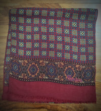 Carica l&#39;immagine nel visualizzatore di Gallery, Bantam foulard rouge vintage imprimé 100% laine vierge Made in Italy
