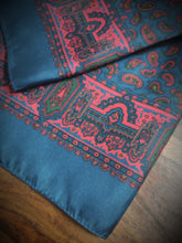 Charger l&#39;image dans la galerie, Pochette paisley marine en soie Made in England
