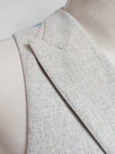 Charger l&#39;image dans la galerie, Suitsupply gilet croisé gris clair en flanelle de laine modèle Pierre M
