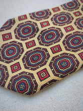 Charger l&#39;image dans la galerie, Brooks Brothers cravate jaune en soie à motif géométrique Made in USA
