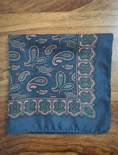 Charger l&#39;image dans la galerie, Pochette de costume vintage bleue en soie à motif paisley
