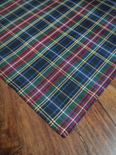 Carica l&#39;immagine nel visualizzatore di Gallery, Pochette vintage tartan en soie Made in Italy
