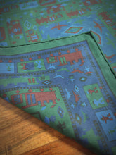 Charger l&#39;image dans la galerie, Charles Hill pochette vintage en soie à motif fantaisie Made in England
