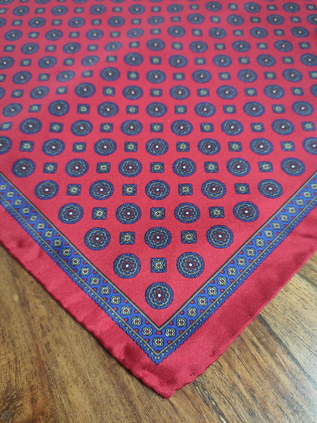 Pochette de costume vintage rouge en soie à motif géométrique