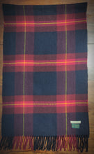 Carica l&#39;immagine nel visualizzatore di Gallery, Michael J. Drake écharpe à carreaux en laine et cachemire Made in Scotland
