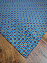 Charger l&#39;image dans la galerie, Wesley pochette bleue en soie à motif géométrique Made in England
