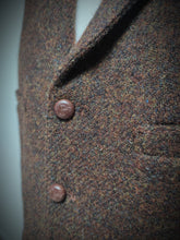 Carica l&#39;immagine nel visualizzatore di Gallery, Harris Tweed X Carl Gross gilet marron chiné en pure laine vierge 54
