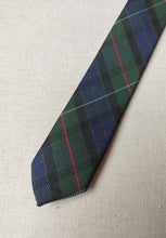 Carica l&#39;immagine nel visualizzatore di Gallery, Cravate tartan en soie Made in Italy
