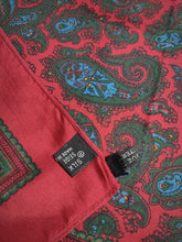 Carica l&#39;immagine nel visualizzatore di Gallery, Pochette vintage rouge en soie à motif paisley Made in England
