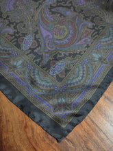 Afbeelding in Gallery-weergave laden, Pochette de costume vintage noire en soie à motif floral
