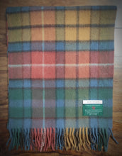 Afbeelding in Gallery-weergave laden, Johnstons of Elgin écharpe à carreaux 100% cachemire Made in Scotland
