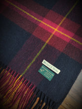 Carica l&#39;immagine nel visualizzatore di Gallery, Michael J. Drake écharpe à carreaux en laine et cachemire Made in Scotland
