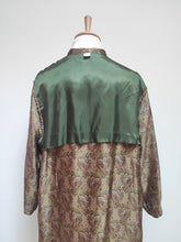 Carica l&#39;immagine nel visualizzatore di Gallery, Robe de chambre paisley vintage à col châle en pure soie Made in Italy

