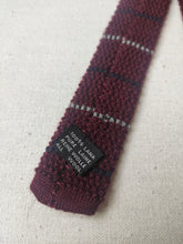 Carica l&#39;immagine nel visualizzatore di Gallery, Ibbas Roma cravate tricot bordeaux à rayures en laine Made in Italy
