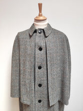 Afbeelding in Gallery-weergave laden, Harrods cape chevrons vintage en pure laine vierge Made in Scotland
