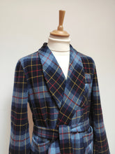 Carica l&#39;immagine nel visualizzatore di Gallery, Milton robe de chambre tartan vintage à col châle en laine 50
