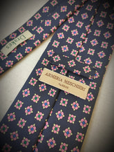 Afbeelding in Gallery-weergave laden, Armeria Meschieri X Drake&#39;s cravate marine en soie à motif floral Made in England
