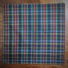 Charger l&#39;image dans la galerie, Pochette vintage tartan en soie Made in Italy
