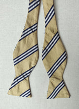 Afbeelding in Gallery-weergave laden, Brooks Brothers noeud papillon club jaune en soie Made in USA
