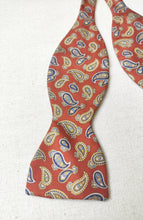 Carica l&#39;immagine nel visualizzatore di Gallery, Noeud papillon vintage paisley orange en soie
