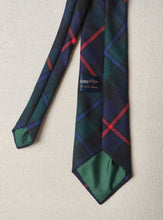 Carica l&#39;immagine nel visualizzatore di Gallery, Johnstons of Elgin cravate tartan en laine vierge Made in Scotland
