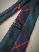 Carica l&#39;immagine nel visualizzatore di Gallery, Johnstons of Elgin cravate tartan en laine vierge Made in Scotland
