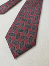 Carica l&#39;immagine nel visualizzatore di Gallery, Nowell&#39;s cravate bordeaux en soie à motif médaillons Made in USA
