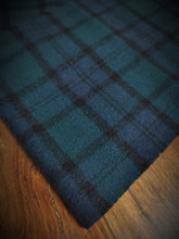 Carica l&#39;immagine nel visualizzatore di Gallery, Barbour écharpe tartan à carreaux 100% laine
