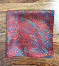 Afbeelding in Gallery-weergave laden, Façonnable pochette rouge en soie à motif floral Made in France
