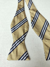 Afbeelding in Gallery-weergave laden, Brooks Brothers noeud papillon club jaune en soie Made in USA
