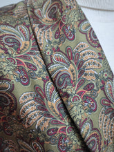 Charger l&#39;image dans la galerie, Robe de chambre paisley vintage à col châle en pure soie Made in Italy
