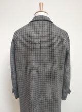 Charger l&#39;image dans la galerie, Aquascutum of London X Mincuzzi Bari manteau pied de poule en laine d&#39;agneau
