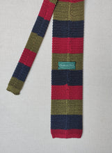 Afbeelding in Gallery-weergave laden, Andrew&#39;s Ties cravate vintage rayée en tricot de soie Made in Italy
