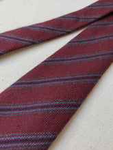 Carica l&#39;immagine nel visualizzatore di Gallery, Harrison&#39;s cravate club bordeaux en pur cachemire Made in Scotland
