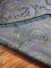 Afbeelding in Gallery-weergave laden, Pochette de costume vintage noire en soie à motif floral
