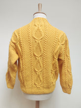 Afbeelding in Gallery-weergave laden, Mettez Paris pull jaune en maille torsadée 100% laine Made in England
