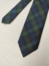 Carica l&#39;immagine nel visualizzatore di Gallery, Cravate tartan en soie Made in Italy
