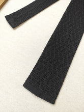 Afbeelding in Gallery-weergave laden, Cravate vintage noire en tricot de soie Made in England
