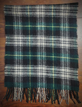 Charger l&#39;image dans la galerie, Barbour écharpe à carreaux 100% laine vierge Made in Scotland
