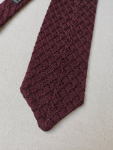 Charger l&#39;image dans la galerie, Gianfranco Ferre cravate vintage bordeaux en maille 100% soie Made in Italy
