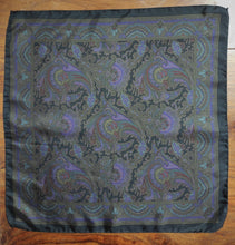 Afbeelding in Gallery-weergave laden, Pochette de costume vintage noire en soie à motif floral
