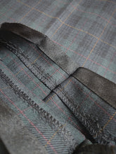 Afbeelding in Gallery-weergave laden, Walbusch pantalon tartan à carreaux en laine vierge 56
