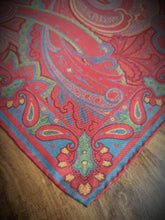 Charger l&#39;image dans la galerie, Façonnable pochette rouge en soie à motif floral Made in France
