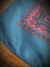 Afbeelding in Gallery-weergave laden, Pochette paisley marine en soie Made in England
