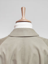 Afbeelding in Gallery-weergave laden, Aquascutum of London trench coat beige Aqua 5 100% coton Made in England L
