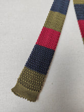 Afbeelding in Gallery-weergave laden, Andrew&#39;s Ties cravate vintage rayée en tricot de soie Made in Italy
