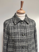 Carica l&#39;immagine nel visualizzatore di Gallery, Aquascutum X Old England Parma manteau femme en pure laine vierge
